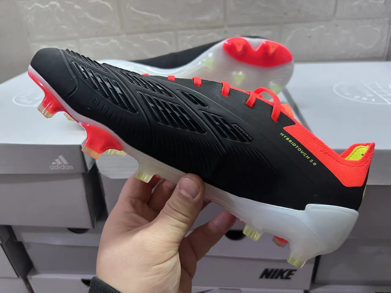 Adidas Predator काला लाल असममित लेसिंग टेक्स्चर्ड सिंथेटिक अपर फर्म-ग्राउंड फुटबॉल जूते 4