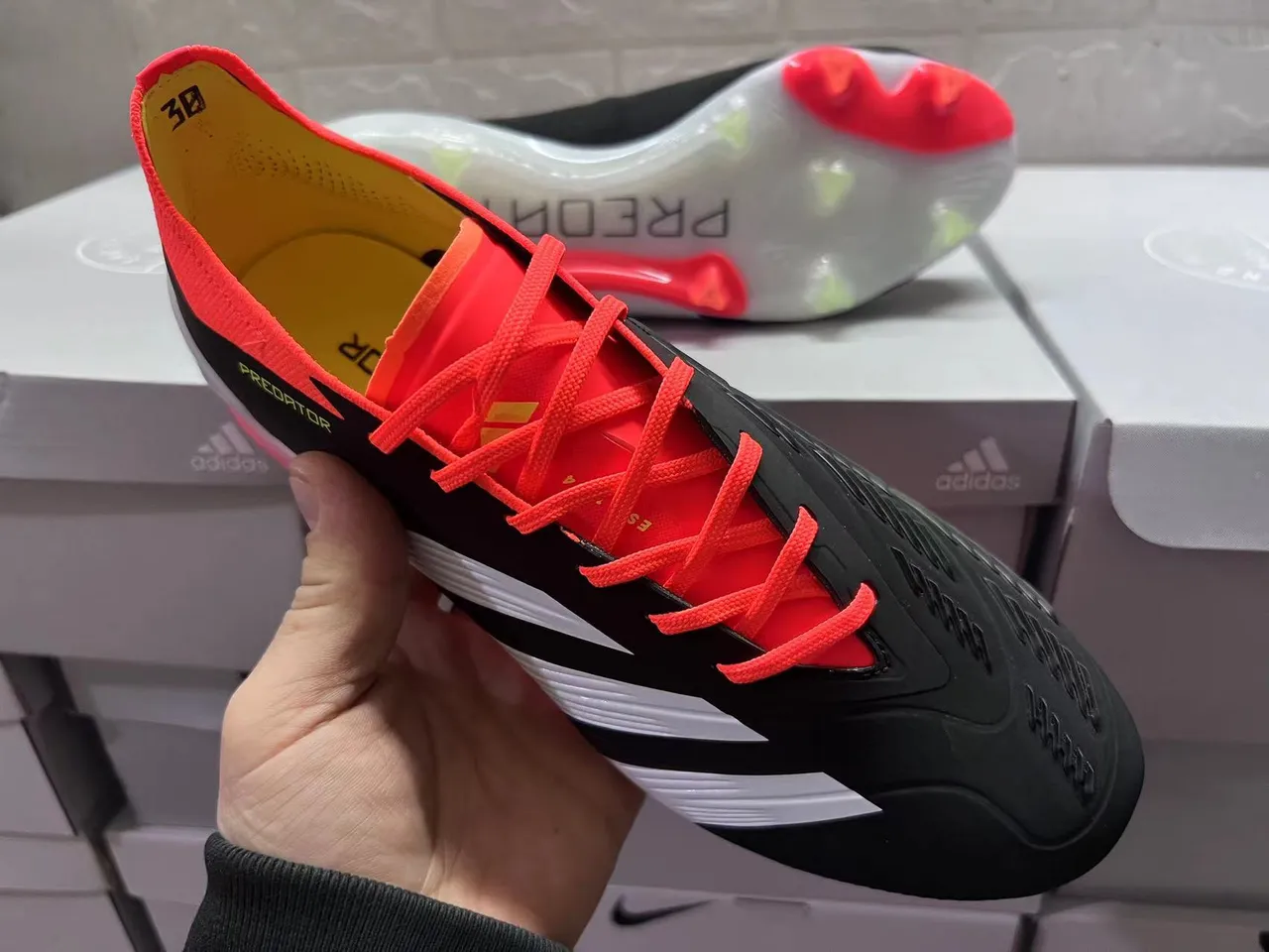Adidas Predator काला लाल असममित लेसिंग टेक्स्चर्ड सिंथेटिक अपर फर्म-ग्राउंड फुटबॉल जूते 5