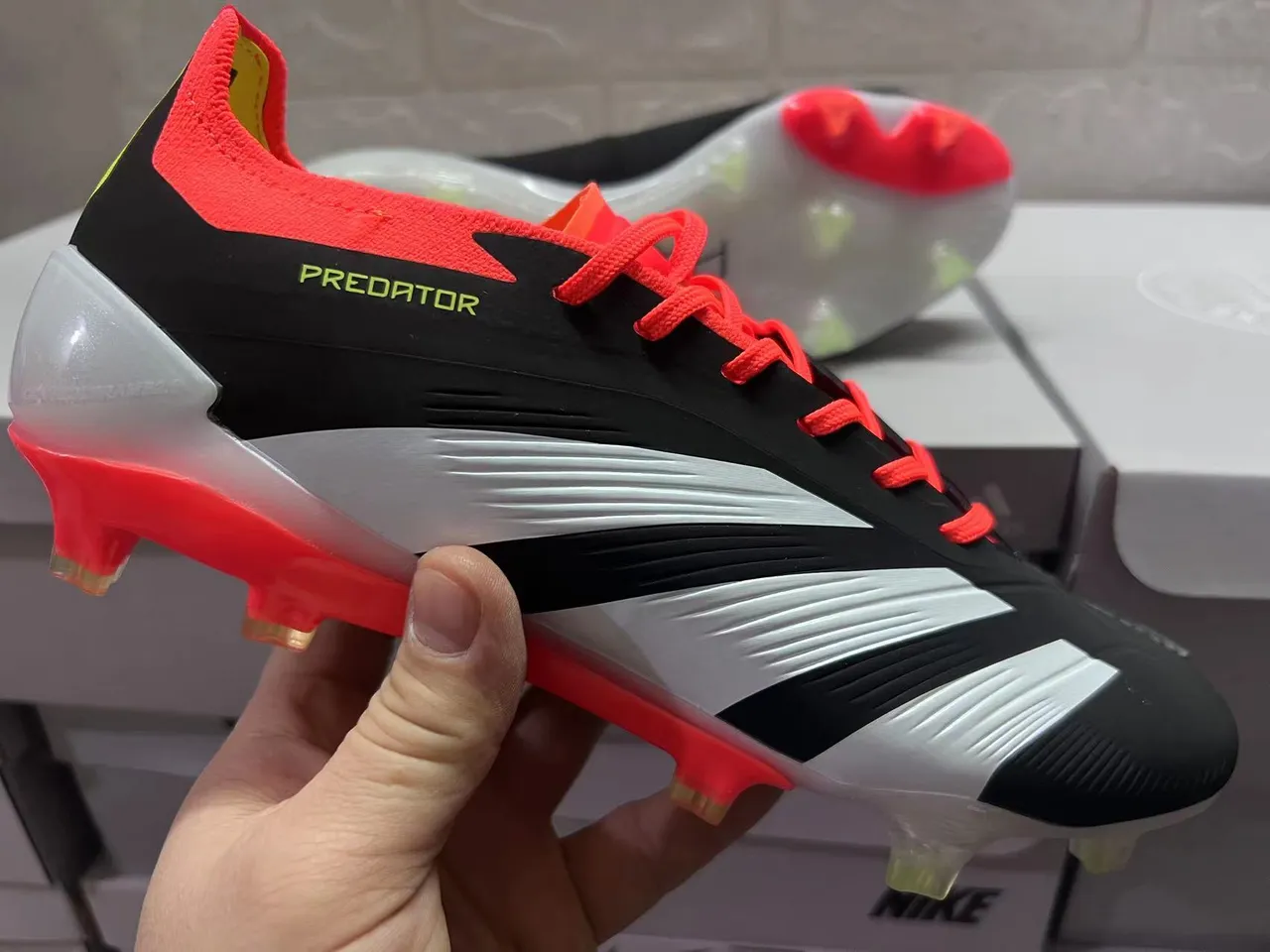 Adidas Predator काला लाल असममित लेसिंग टेक्स्चर्ड सिंथेटिक अपर फर्म-ग्राउंड फुटबॉल जूते 6