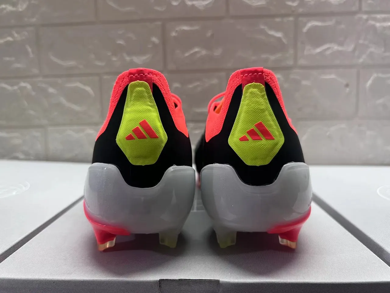 Adidas Predator काला लाल असममित लेसिंग टेक्स्चर्ड सिंथेटिक अपर फर्म-ग्राउंड फुटबॉल जूते 7
