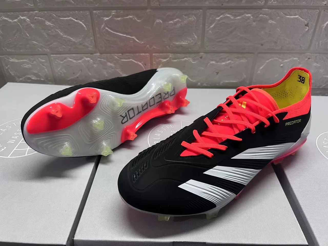 Adidas Predator काला लाल असममित लेसिंग टेक्स्चर्ड सिंथेटिक अपर फर्म-ग्राउंड फुटबॉल जूते 8