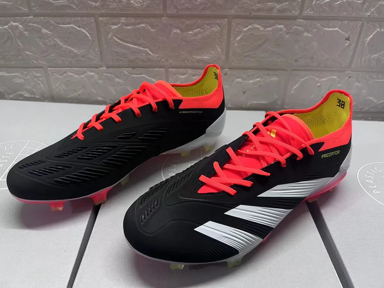 Adidas Predator काला लाल असममित लेसिंग टेक्स्चर्ड सिंथेटिक अपर फर्म-ग्राउंड फुटबॉल जूते 9