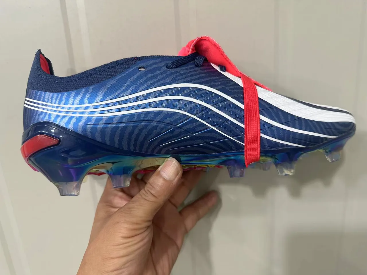 Adidas Predator أزرق أحمر إيريديسينت هولوغرافيك علوية لاسات غير متماثلة حزام أرض صلبة أحذية كرة القدم 14