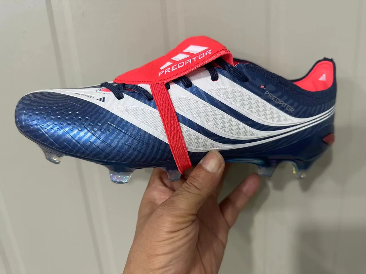 Adidas Predator أزرق أحمر إيريديسينت هولوغرافيك علوية لاسات غير متماثلة حزام أرض صلبة أحذية كرة القدم 16