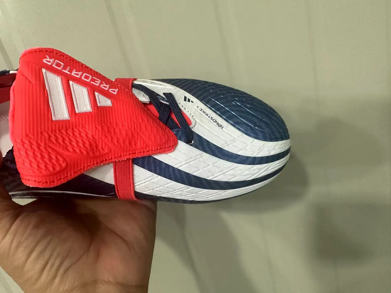 Adidas Predator أزرق أحمر إيريديسينت هولوغرافيك علوية لاسات غير متماثلة حزام أرض صلبة أحذية كرة القدم 17