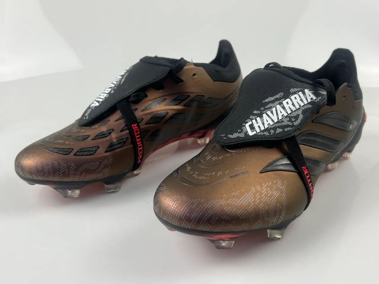 Adidas Predator Chavarría धातुकी कांस्य काला लाल दृढ़ भूमि फुटबॉल जूते 2