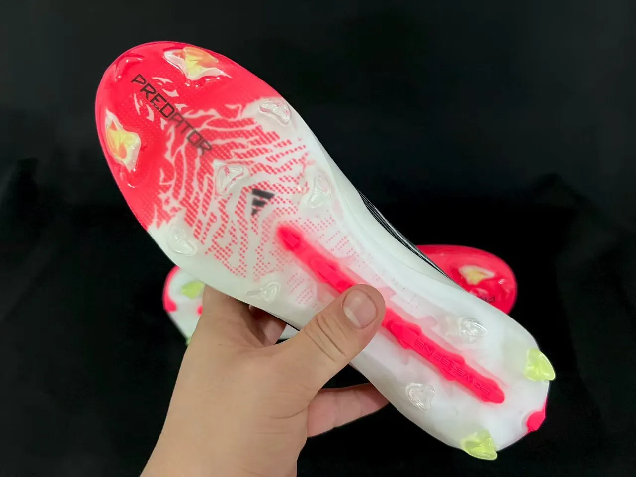 Adidas Predator أحمر أبيض منخفض القطعة القماش الاصطناعي المخدد خطوط ثلاثية قفص أرض صلب أحذية كرة القدم 2
