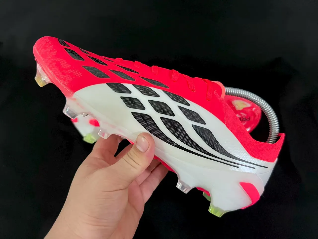 Adidas Predator أحمر أبيض منخفض القطعة القماش الاصطناعي المخدد خطوط ثلاثية قفص أرض صلب أحذية كرة القدم 4