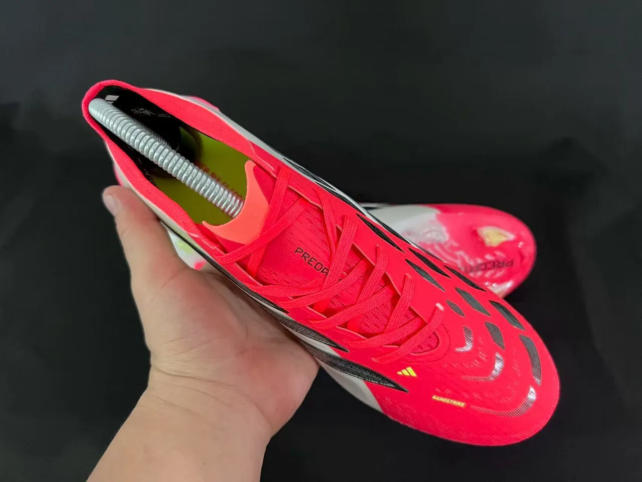 Adidas Predator أحمر أبيض منخفض القطعة القماش الاصطناعي المخدد خطوط ثلاثية قفص أرض صلب أحذية كرة القدم 5