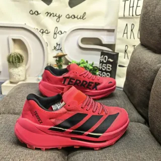 Adidas Chaussures de course rouge noir silhouette upper en maille engineered