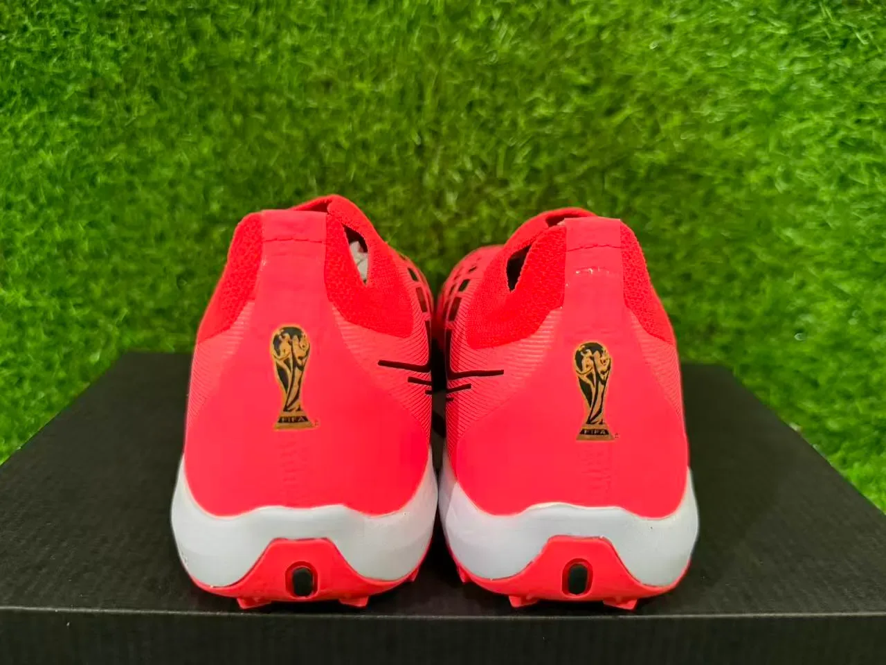 Adidas Chaussures de Football Turf Rouge Argent Basse Tige Synthétique Texturée Col de Chaussette 2