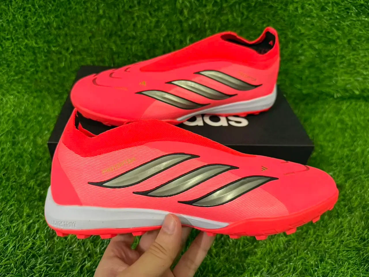Adidas Chaussures de Football Turf Rouge Argent Basse Tige Synthétique Texturée Col de Chaussette 3