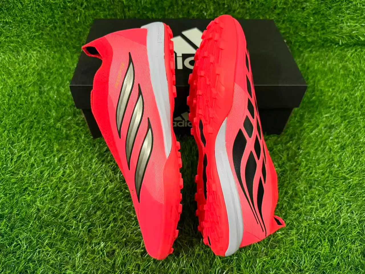 Adidas Chaussures de Football Turf Rouge Argent Basse Tige Synthétique Texturée Col de Chaussette 4