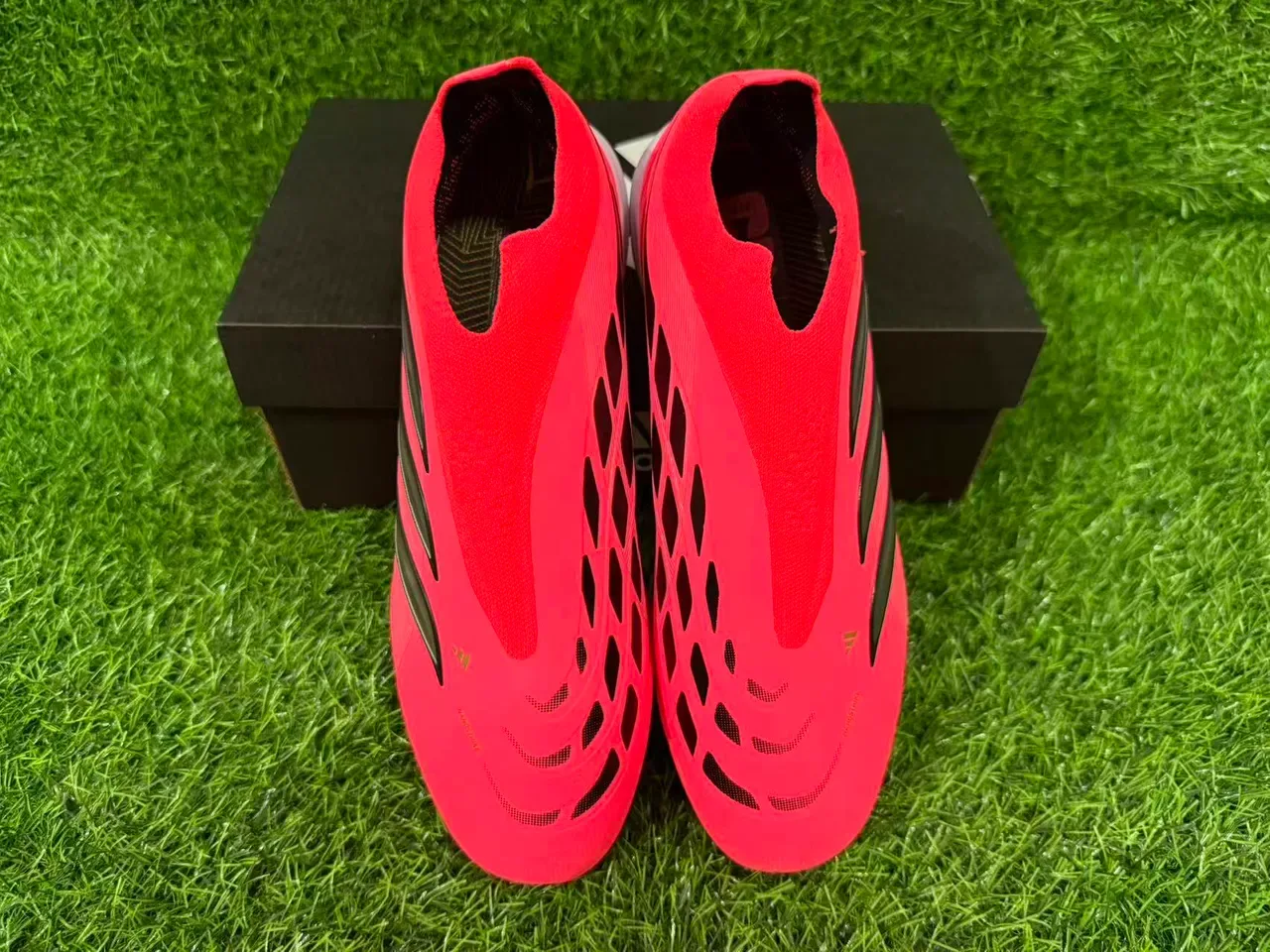 Adidas Chaussures de Football Turf Rouge Argent Basse Tige Synthétique Texturée Col de Chaussette 5
