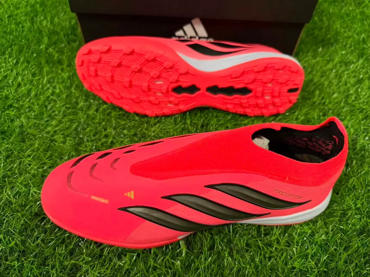 Adidas Chaussures de Football Turf Rouge Argent Basse Tige Synthétique Texturée Col de Chaussette 6