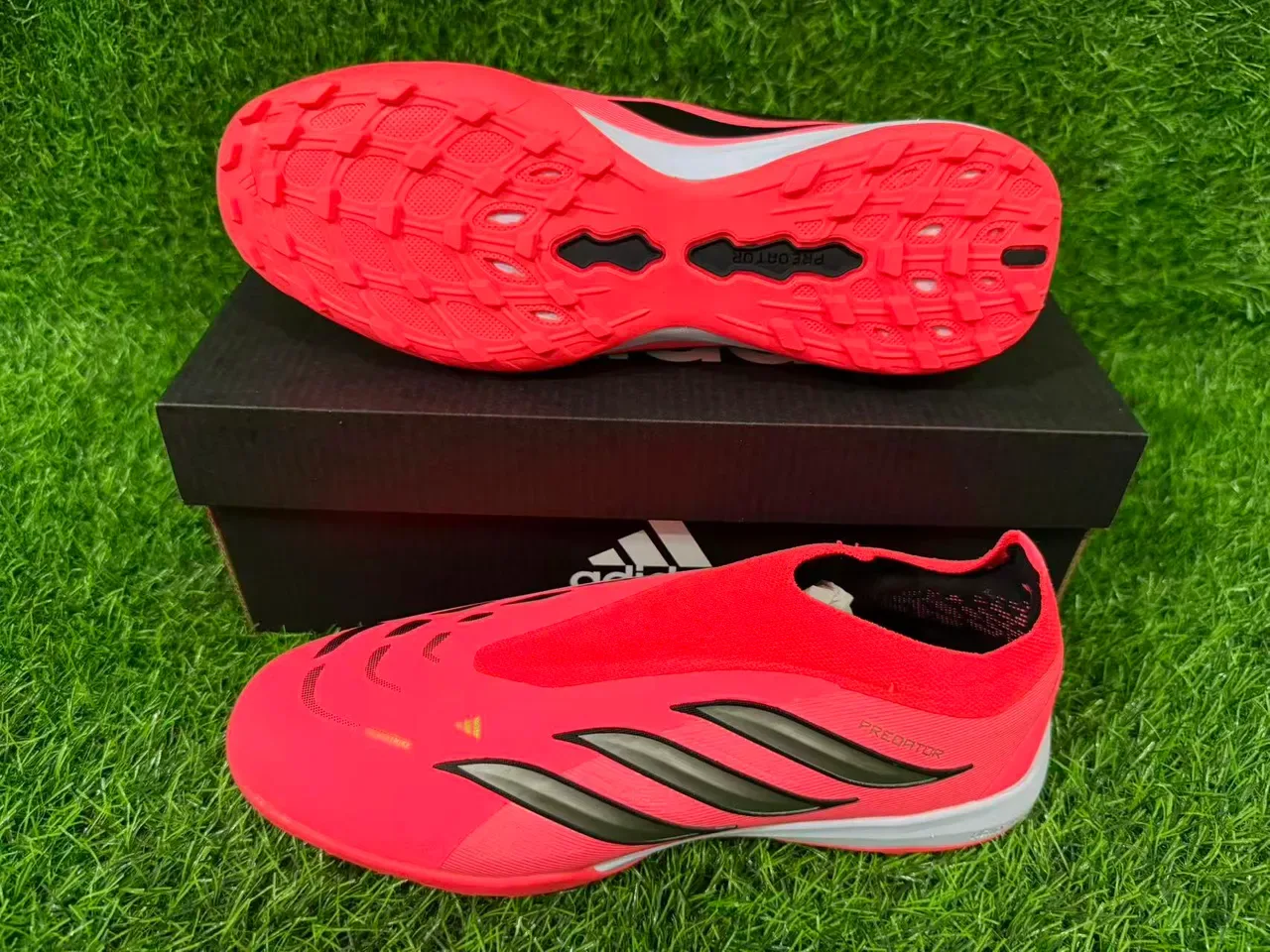Adidas Chaussures de Football Turf Rouge Argent Basse Tige Synthétique Texturée Col de Chaussette 7