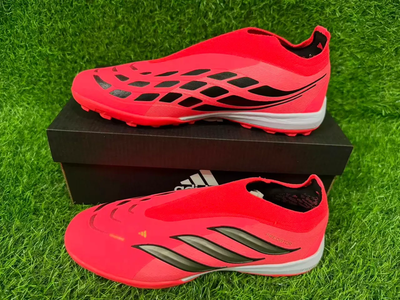Adidas Chaussures de Football Turf Rouge Argent Basse Tige Synthétique Texturée Col de Chaussette 8