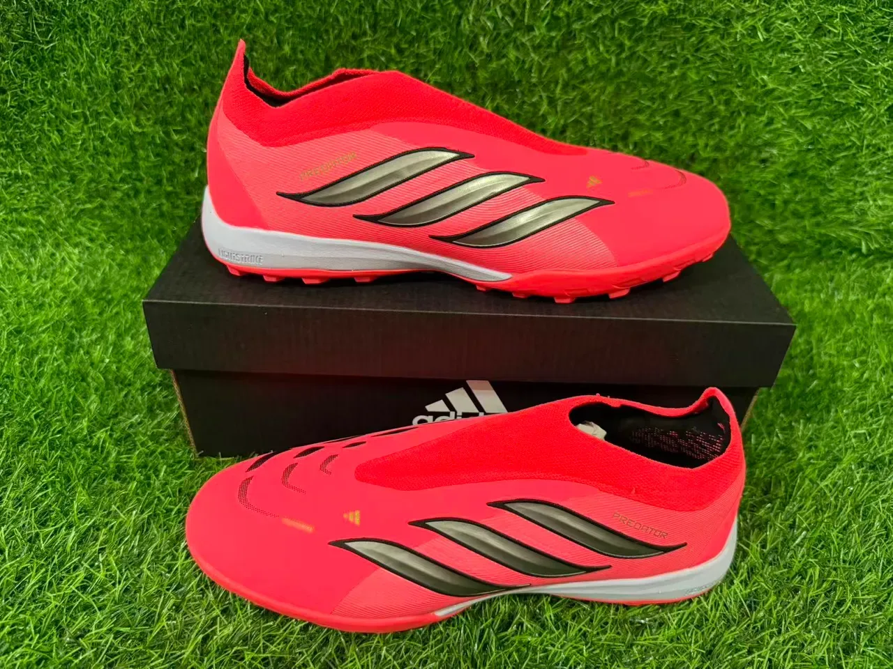 Adidas Chaussures de Football Turf Rouge Argent Basse Tige Synthétique Texturée Col de Chaussette 9