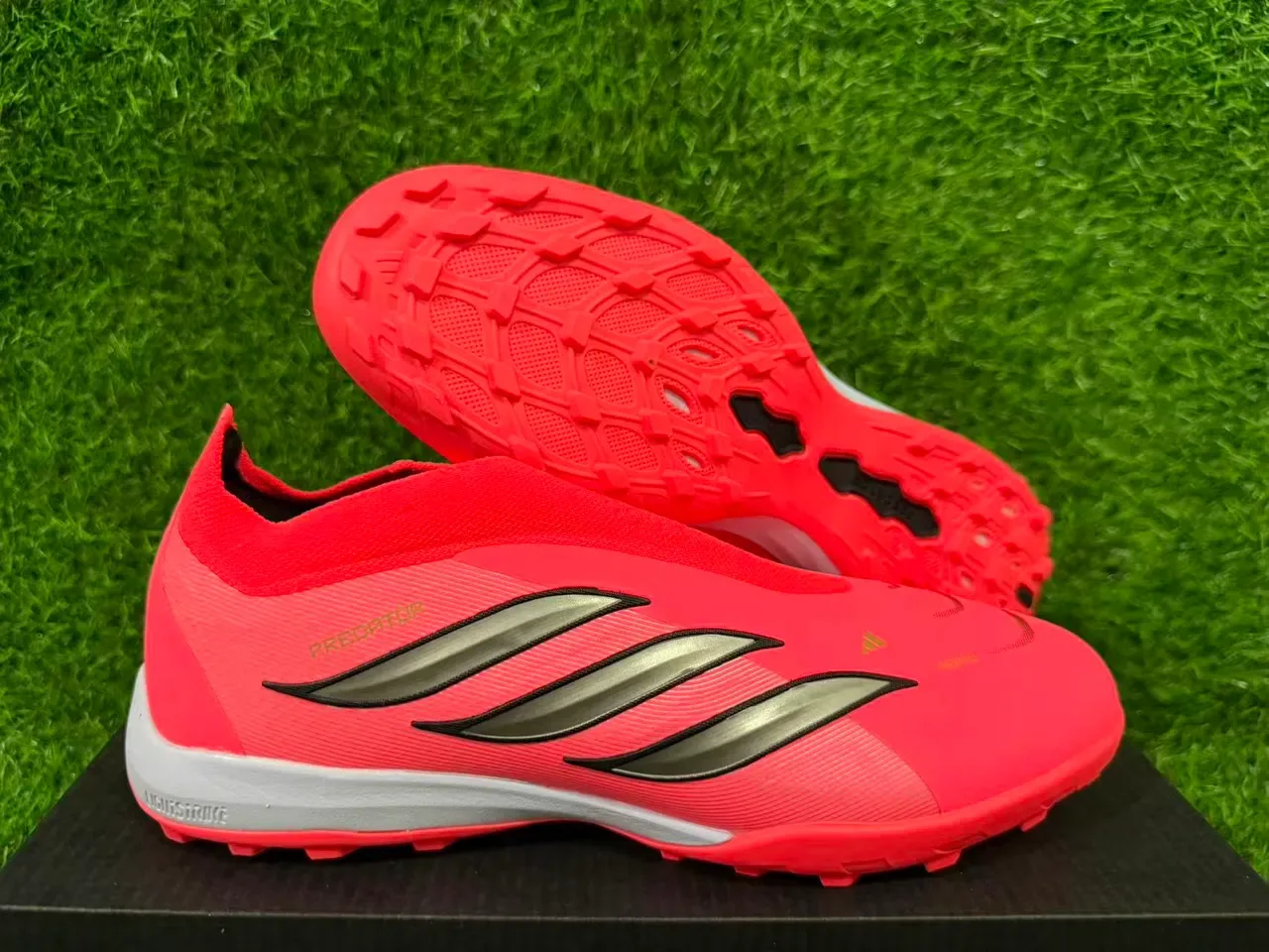 Adidas Chaussures de Football Turf Rouge Argent Basse Tige Synthétique Texturée Col de Chaussette 10