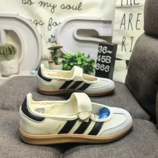 Adidas Samba Off-White 和黑色生活方式运动鞋