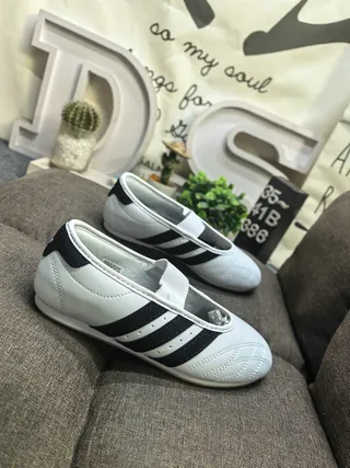 Adidas 银白色 绗缝鞋头盒 三条纹侧面板 玛丽珍鞋 9