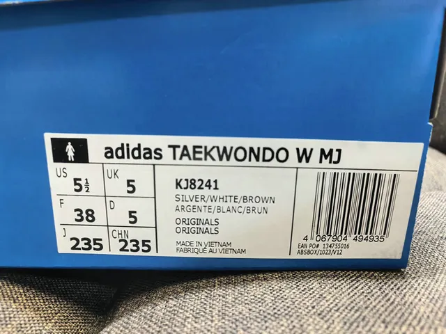 Adidas 银白色 绗缝鞋头盒 三条纹侧面板 玛丽珍鞋 22