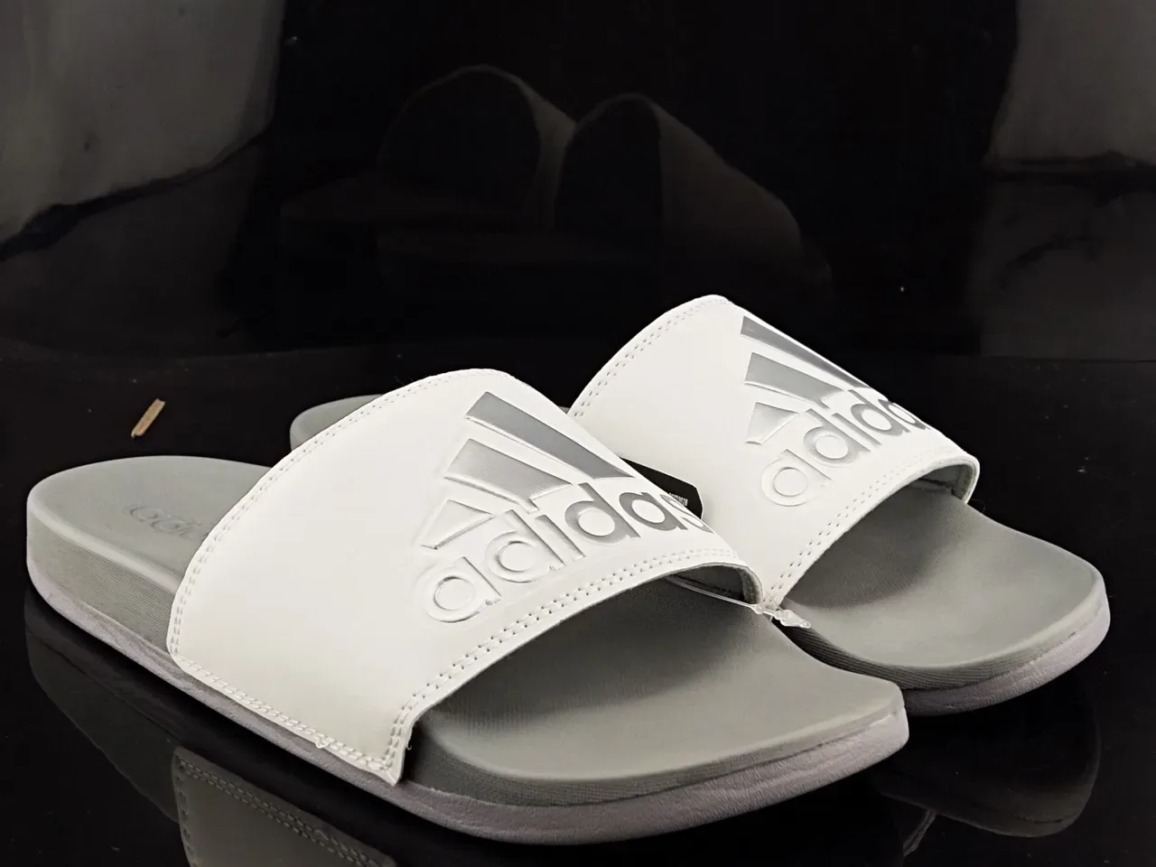 Adidas Slide sandalia blanca y gris 4
