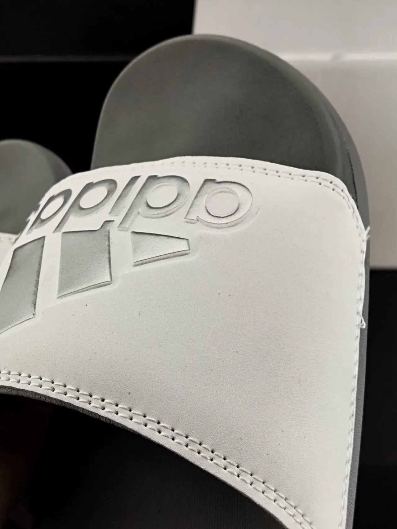 Adidas Slide sandalia blanca y gris 6