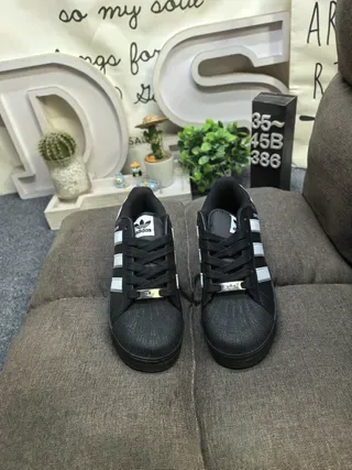 Adidas Superstar 黑白生活方式运动鞋 10