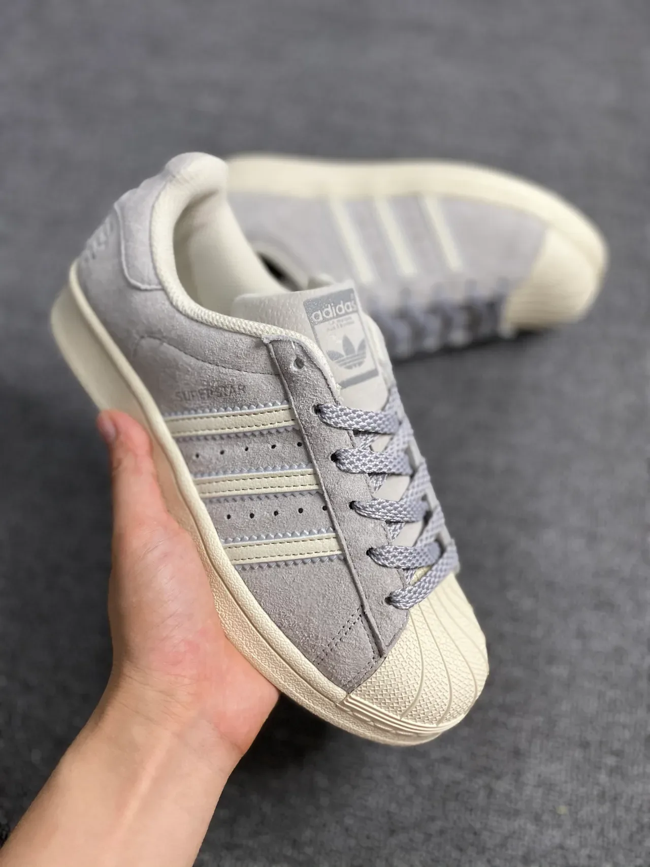 Adidas Superstar ধূসর স্যুড অফ-হোয়াইট লাইফস্টাইল স্নিকার্স 2