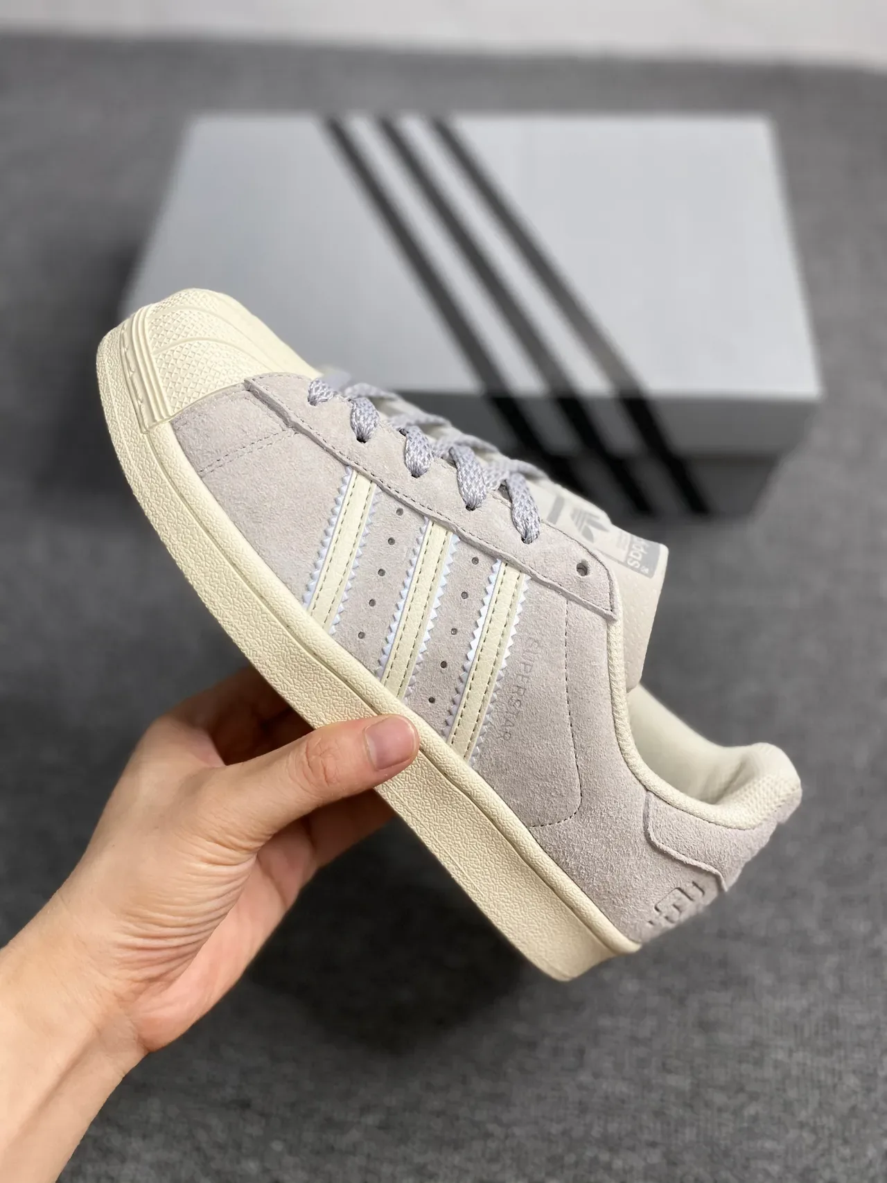 Adidas Superstar ধূসর স্যুড অফ-হোয়াইট লাইফস্টাইল স্নিকার্স 3