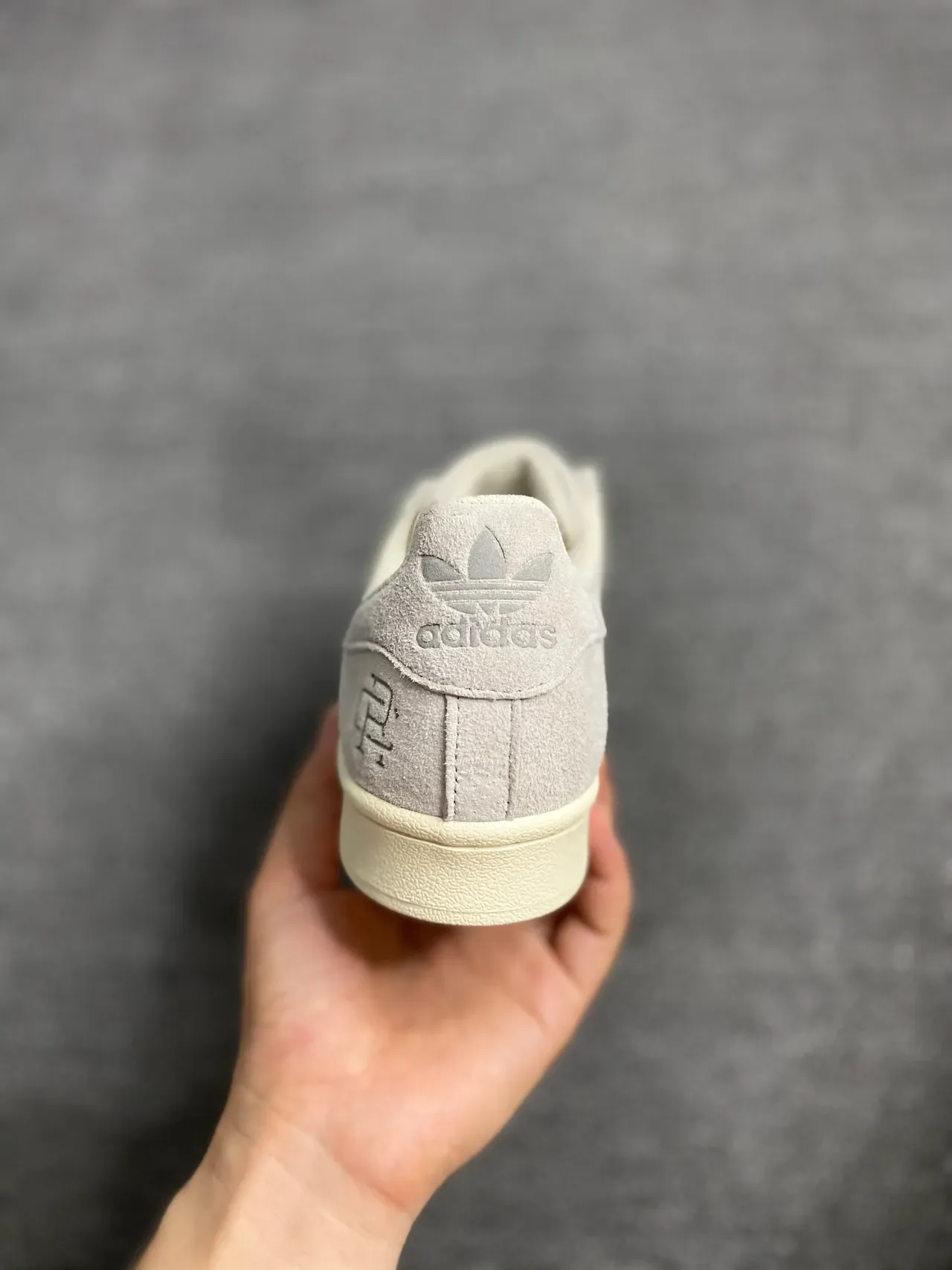 Adidas Superstar ধূসর স্যুড অফ-হোয়াইট লাইফস্টাইল স্নিকার্স 4