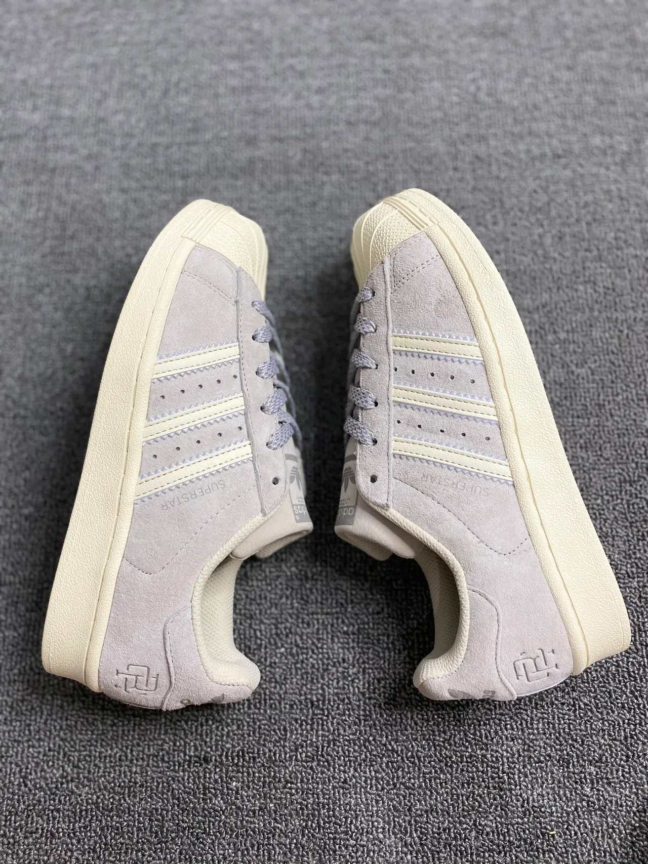 Adidas Superstar ধূসর স্যুড অফ-হোয়াইট লাইফস্টাইল স্নিকার্স 7