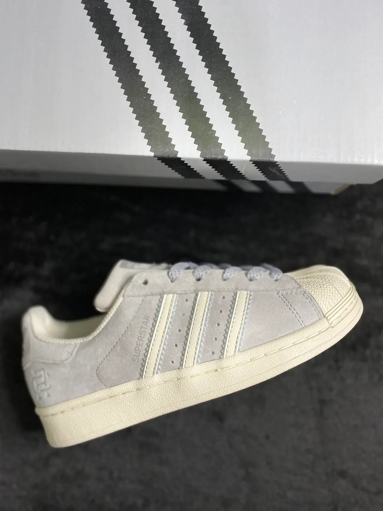 Adidas Superstar ধূসর স্যুড অফ-হোয়াইট লাইফস্টাইল স্নিকার্স 17