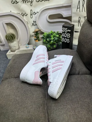 Adidas Superstar White and Pink حذاء lifestyle 6