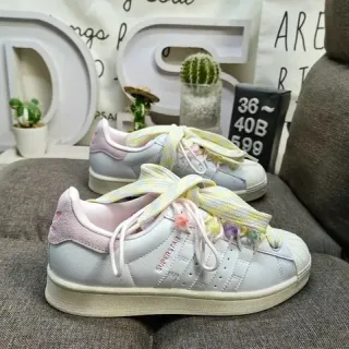 Adidas Superstar أبيض ووردي أسلوب حياة رياضي