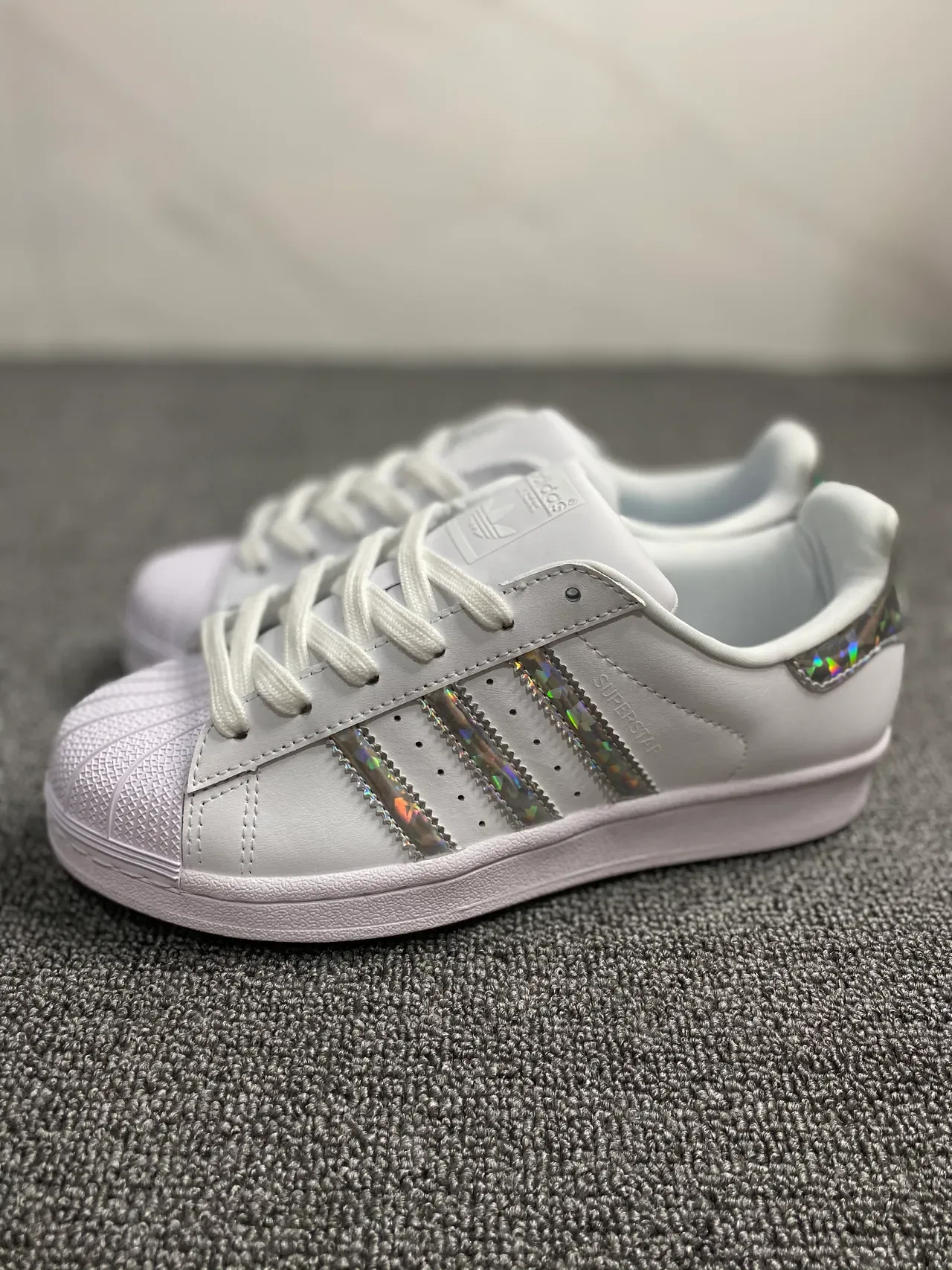 Adidas Superstar Zapatillas Lifestyle Blancas con Rayas Holográficas 2