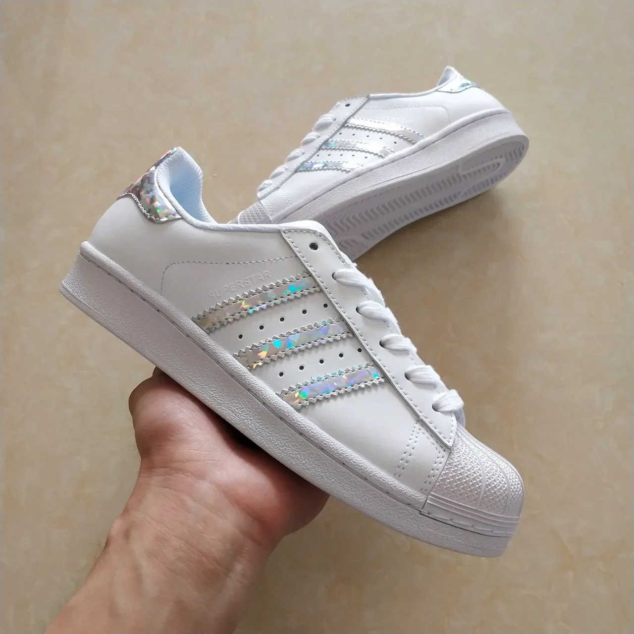 Adidas Superstar Zapatillas Lifestyle Blancas con Rayas Holográficas 24
