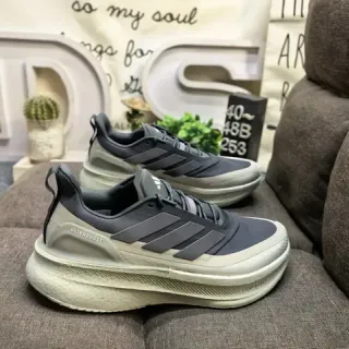 Adidas Ultraboost 米色和灰色生活方式运动鞋