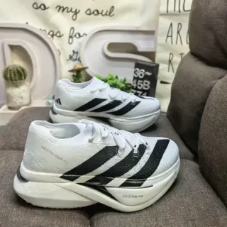 Adidas chaussures de running blanches et noires avec upper Engineered Knit et trois bandes