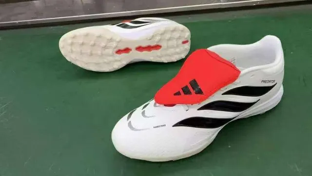 Adidas সাদা কালো লো-কাট সিন্থেটিক আপার টার্ফ সকার শু 8