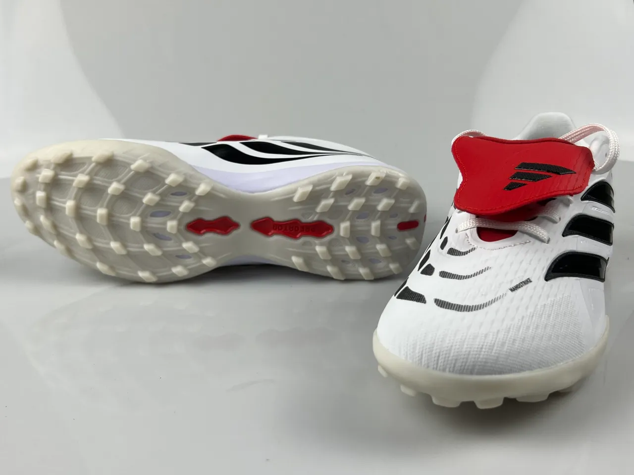 Adidas সাদা কালো লো-কাট সিন্থেটিক আপার টার্ফ সকার শু 9
