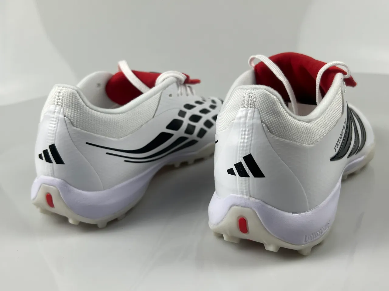 Adidas সাদা কালো লো-কাট সিন্থেটিক আপার টার্ফ সকার শু 10