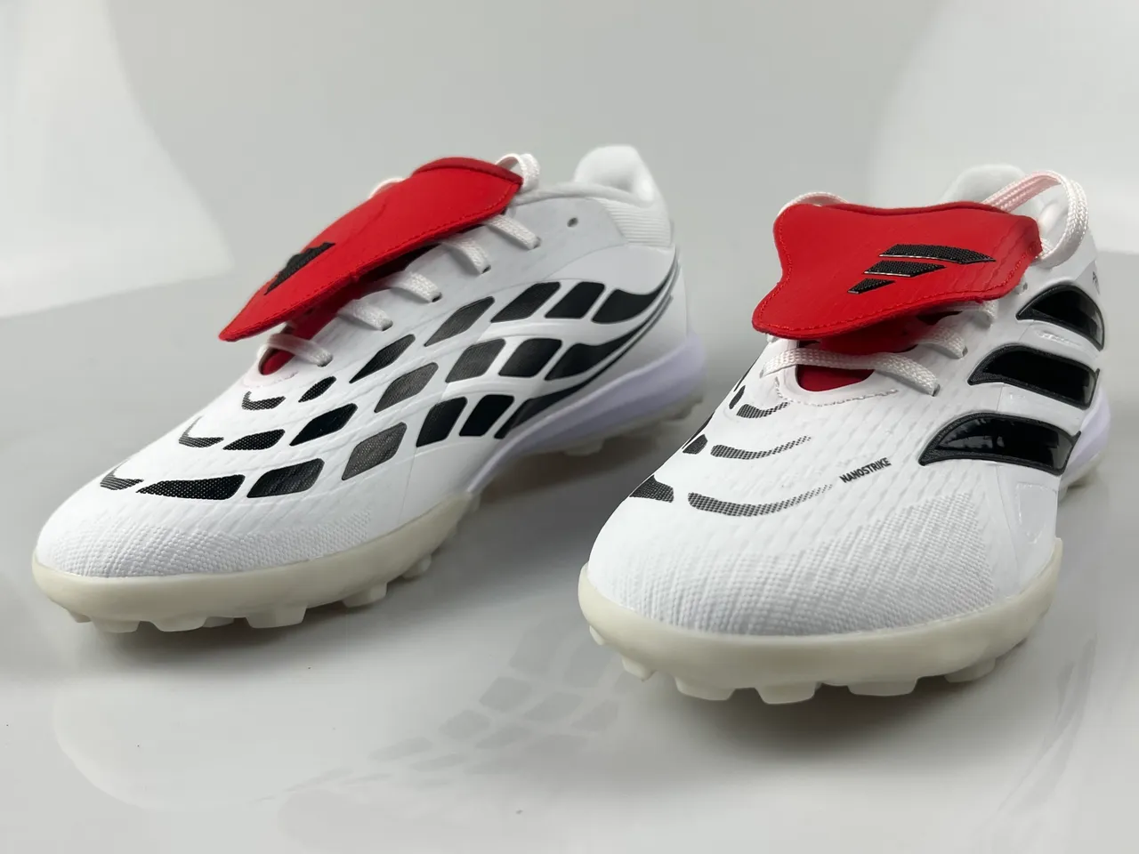 Adidas সাদা কালো লো-কাট সিন্থেটিক আপার টার্ফ সকার শু 11