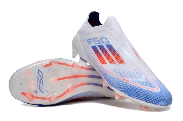 Adidas White Blue Chaussures de football à coupe basse ajustement chaussette upper gradient tricot synthétique crampons pour terrain ferme 5