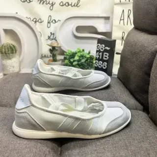 Adidas أبيض رمادي منخفض العتبة مربوط بالأربطة نمط حياة حذاء رياضي