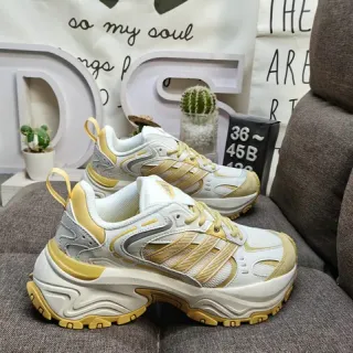 Adidas أحذية رياضية سميكة مع سول أبيض وأصفر وطبقات اصطناعية متداخلة
