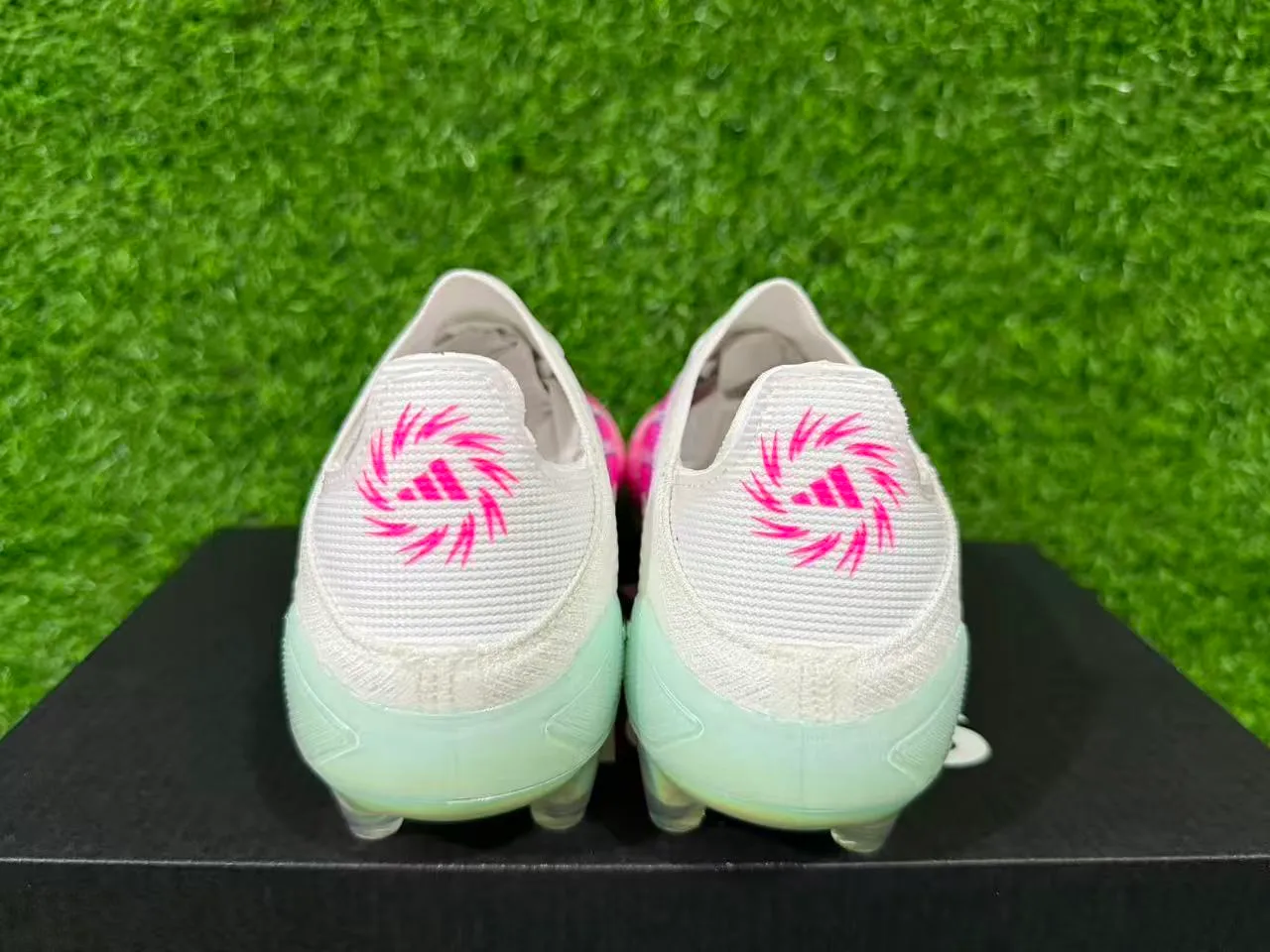 Adidas X Speedflow F50 chaussures de football blanches roses holographiques pour terrain ferme 2