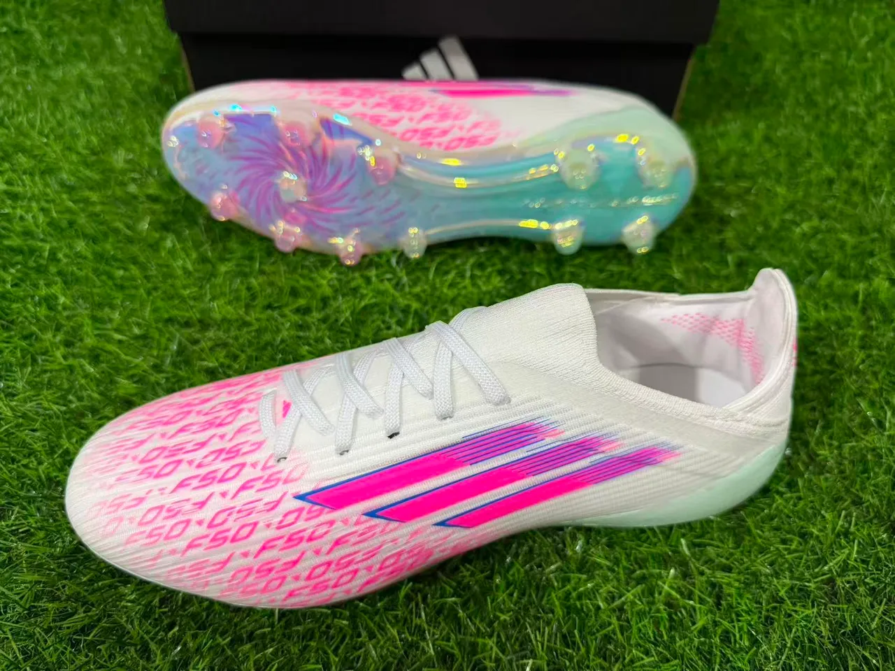 Adidas X Speedflow F50 chaussures de football blanches roses holographiques pour terrain ferme 3