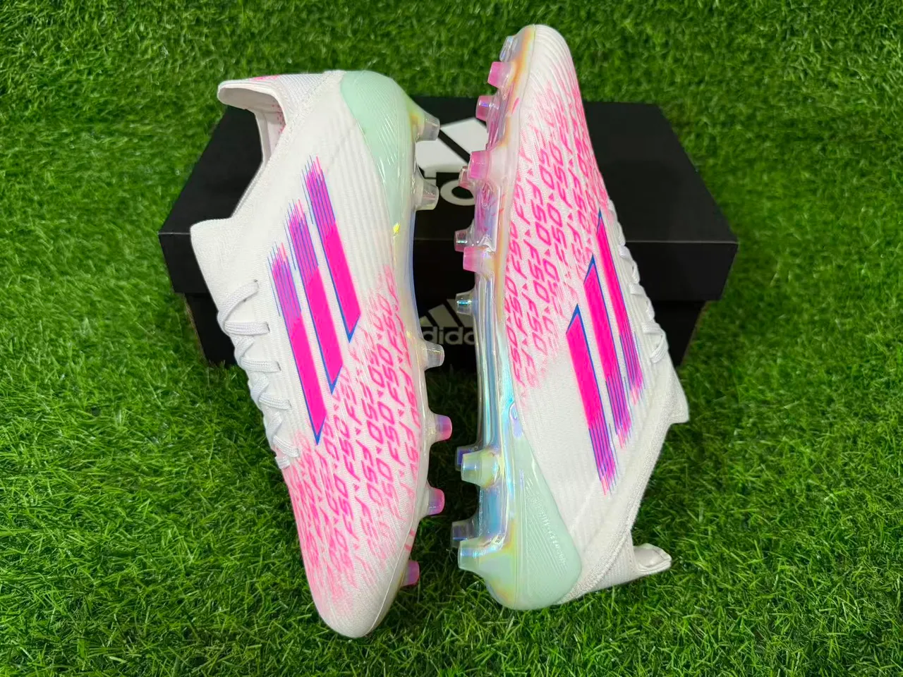 Adidas X Speedflow F50 chaussures de football blanches roses holographiques pour terrain ferme 4